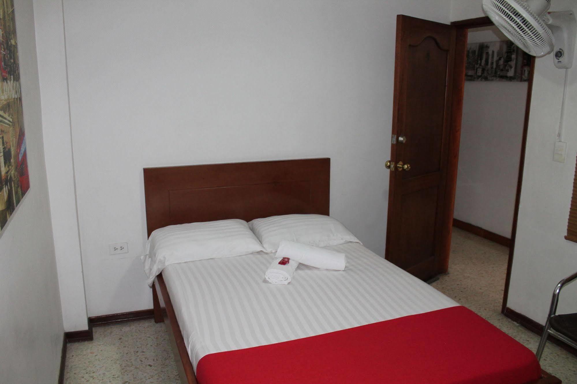 קאלי Pasadena Hostel מראה חיצוני תמונה
